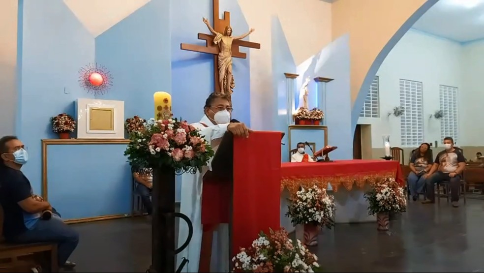 Áudio: padre diz que, no passado, teriam ateado fogo em rádio que revelou  escândalo sexual de pároco com noivo no RN | Brasil | O Globo