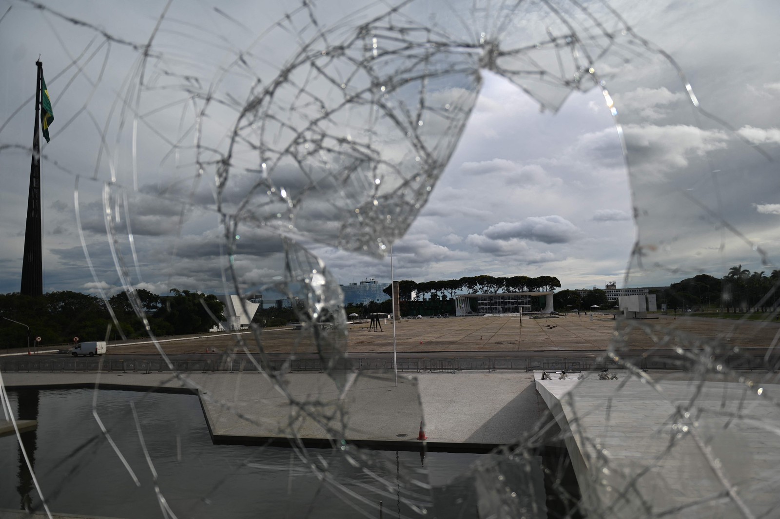 O prédio do Supremo Tribunal Federal visto por janela quebrada após atos golpistas na Praça dos Três Poderes — Foto: Mauro Pimentel/AFP