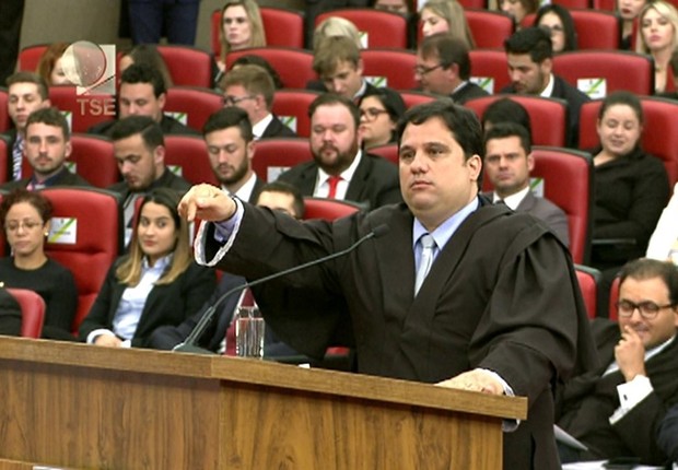 O advogado Flávio Henrique Costa Pereira, que defendeu a ação do PSDB no TSE (Foto: Reprodução/TV Justiça)