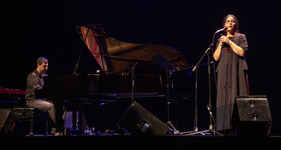 André Mehmari e Mônica Salmaso encerram o show 'Milton' com duas músicas de Dorival Caymmi no bis — Foto: Pedro Ivo / Divulgação Teatro Riachuelo