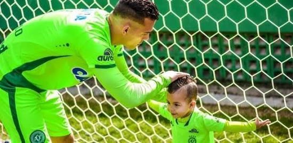 Em Nome Do Pai Goleiros Abracam Filho De Danilo Da Chapecoense Em Primeiros Passos No Futebol Chapecoense Ge