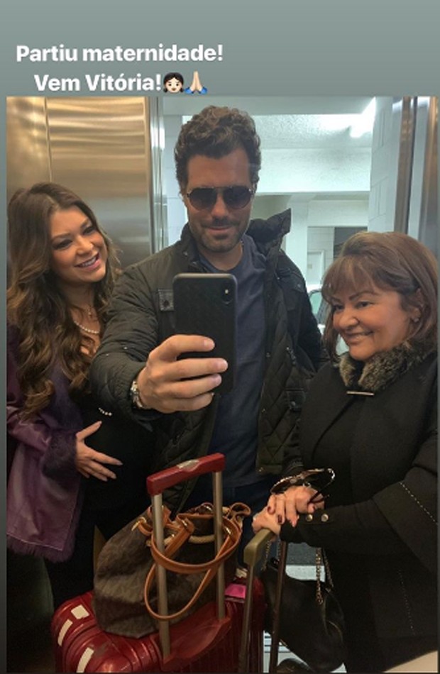 Amanda Françozo com o marido e a mãe a caminho da maternidade (Foto: Reprodução Instagram)