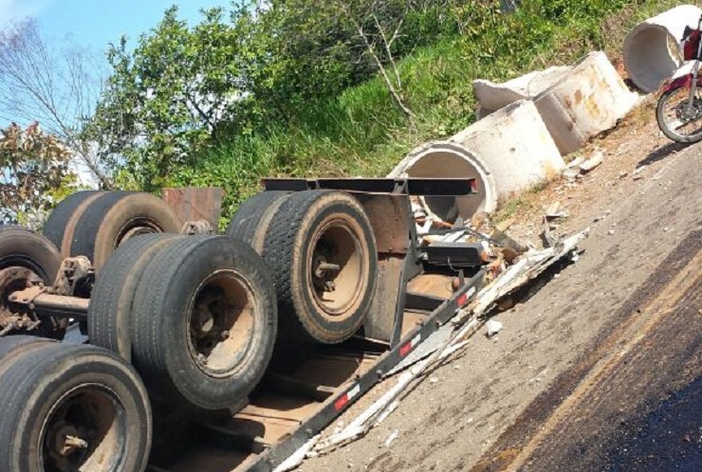 Caminhão que transportava manilhas para obras de asfaltamento em rodovia tomba em rodovia (Foto: Anotíciamais/Reprodução)