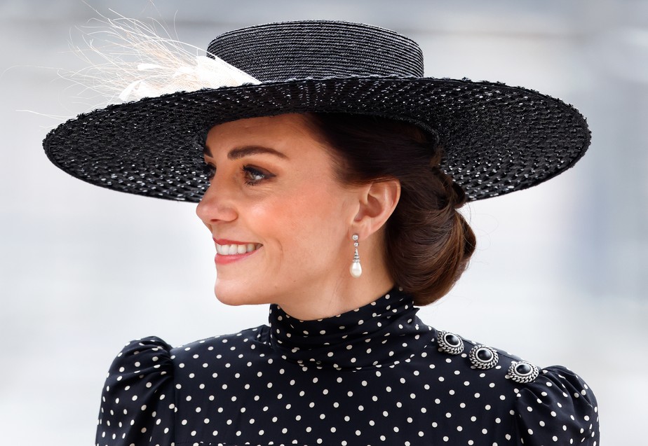 Kate Middleton usa brinco de pérolas da Princesa Diana