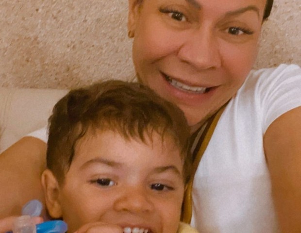 Mãe de Marília Mendonça se diverte com neto (Foto: Instagram)