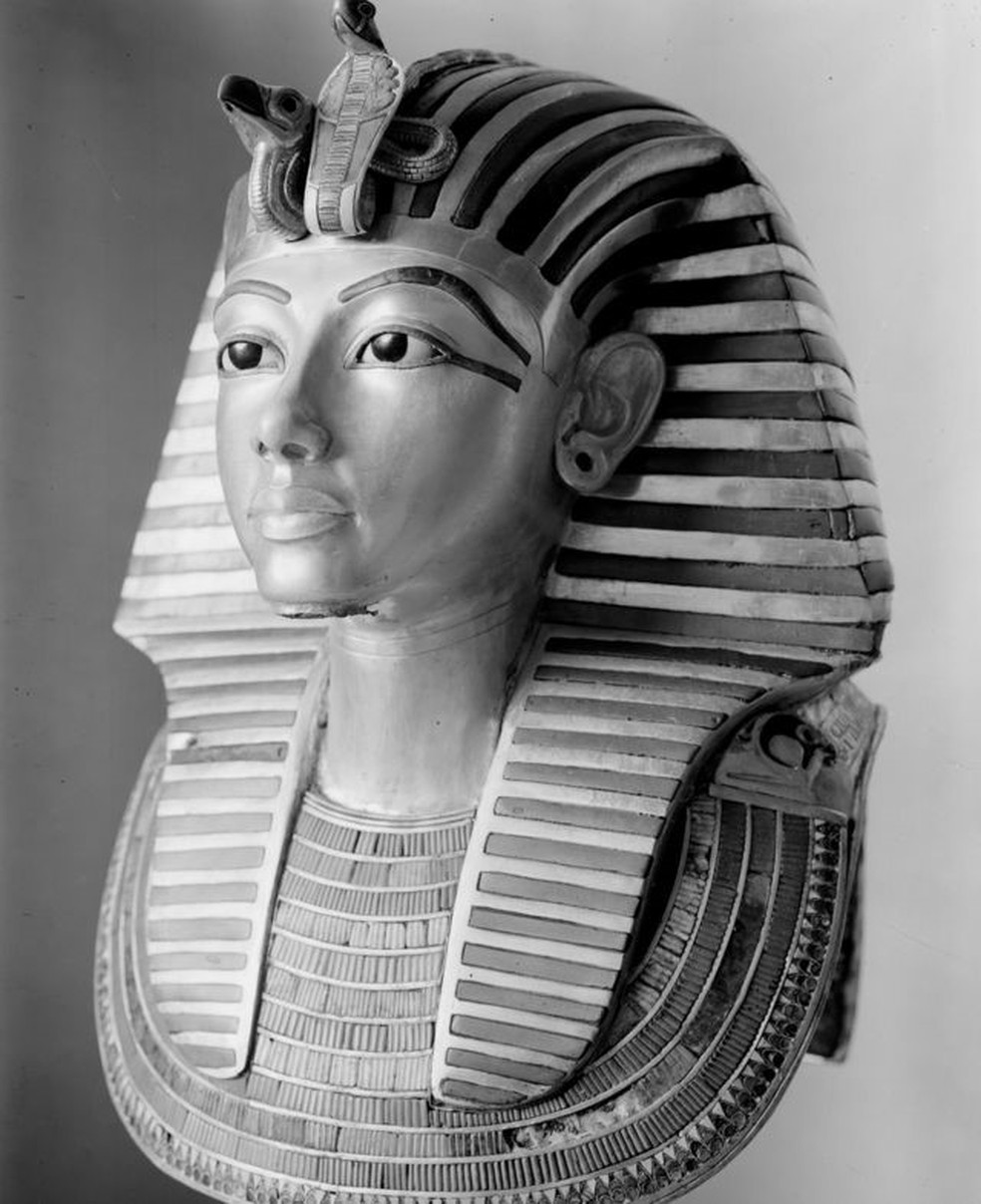 A máscara de ouro de Tutancâmon, vista aqui sem a barba, foi coberta com parafina por Henry Burton para diminuir os reflexos na fotografia — Foto: Harry Burton/Griffith Institute, Oxford University