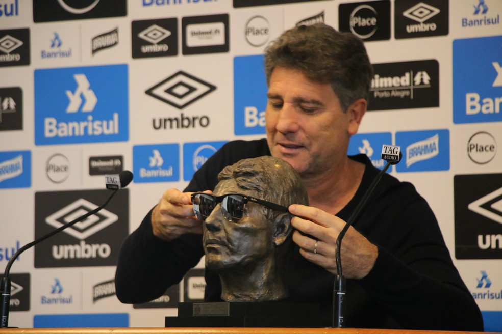 Renato Portaluppi já ganhou busto de presente (Foto: Eduardo Moura/GloboEsporte.com)
