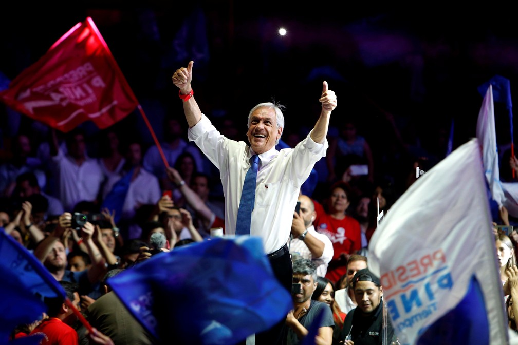 Sebastián Piñera em seu último comício da campanha presidencial, em Santiago (Foto: Carlos Vera/ Reuters)