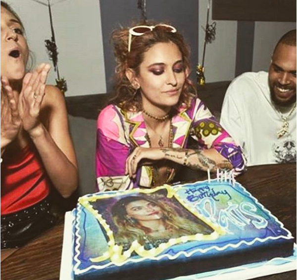 Paris Jackson em sua festa de aniversário ao lado do rapper Chris Brown (Foto: Instagram)