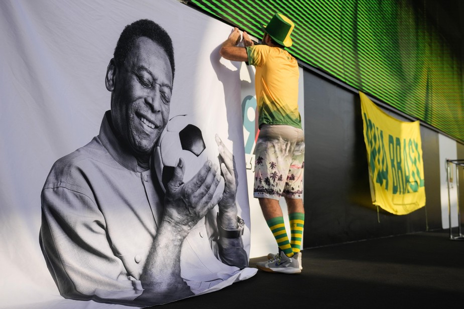 Torcedor brasileiro faz homenagem a Pelé no estádio em que o Brasil enfrenta a Coreia do Sul pela Copa