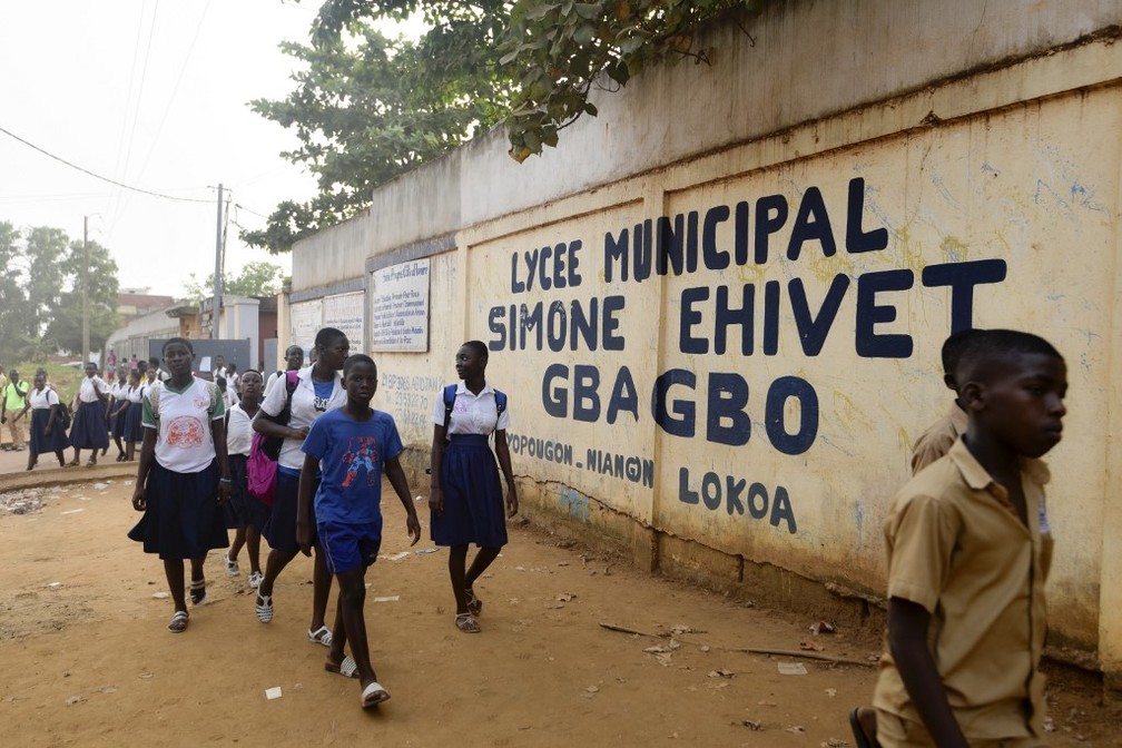 Escola na Costa do Marfim onde estudava o menino de 14 anos encontrado morto no trem de pouso ao tentar viajar clandestinamente à França — Foto: Sia Kambou/AFP