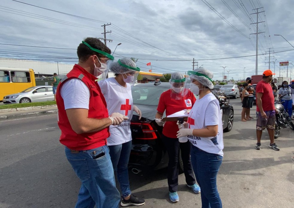 Equipe de saúde da Cruz Vermelha do Amazonas conversou com pessoas nas filas sobre medidas de prevenção ao coronavírus — Foto: Carolina Diniz