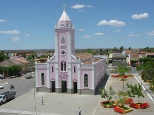 Em Reriutaba, igreja matriz também é rosa (Foto: Prefeitura de Reriutaba/Divulgação)