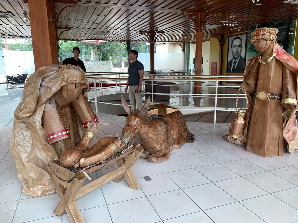 Artistas plásticos do Acre montam presépio sustentável com peças de papelão  | Amazônia | G1