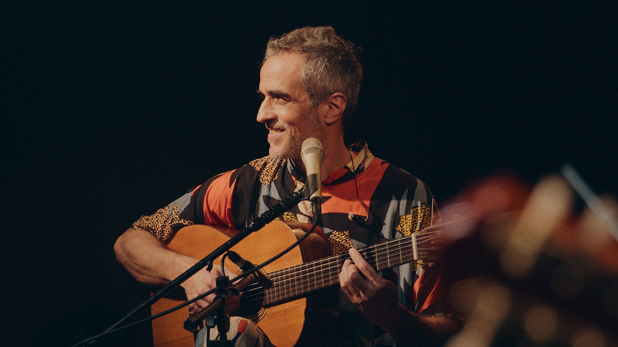 Rodrigo Maranhão expõe parcerias com Davi Moraes e João Cavalcanti em 'Mercado das flores'