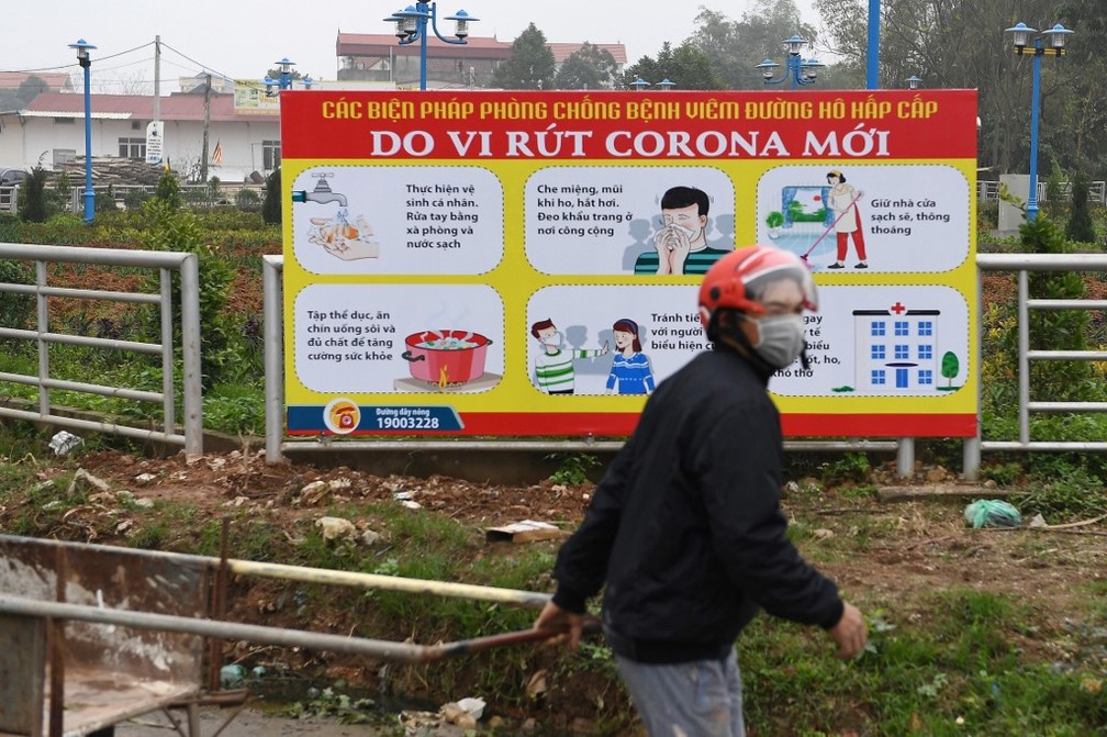 Outdoor no Vietnã avisa sobre o novo coronavírus — Foto: Nhac Nguyen/AFP