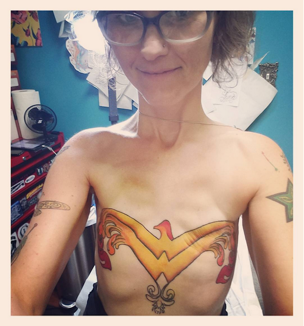 A dona de casa Stephaine Kelly com o símbolo da Mulher-Maravilha tatuado em seu peito (Foto: Instagram)
