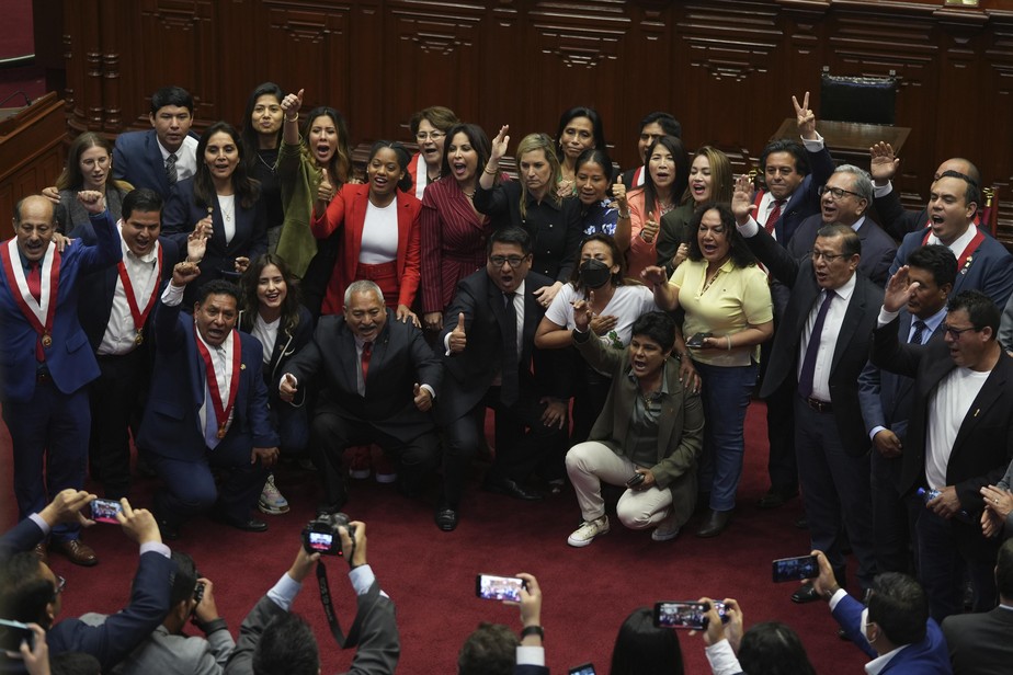 Parlamentares enquanto votavam para remover o presidente Pedro Castillo