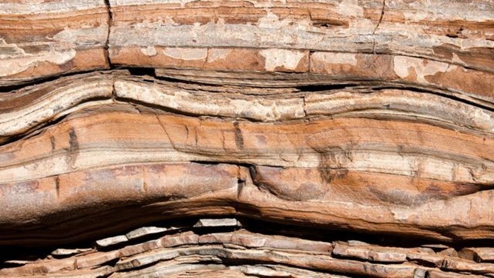Camadas de rocha são como páginas de um livro, repletas de informações — Foto: Getty Images via BBC