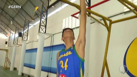 Garoto potiguar de 13 anos e 2,10m de altura chama atenção no basquete