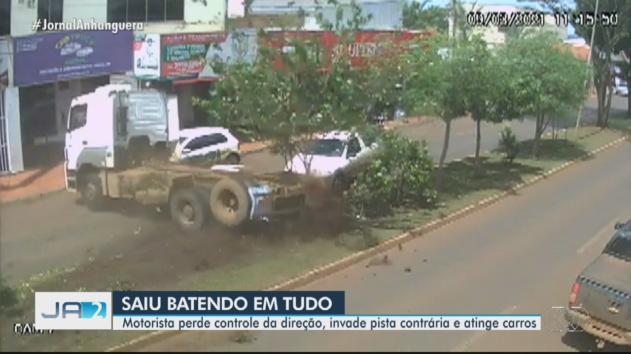 Motorista perde controle da direção, invade pista contrária e atinge carros, em Rio Verde