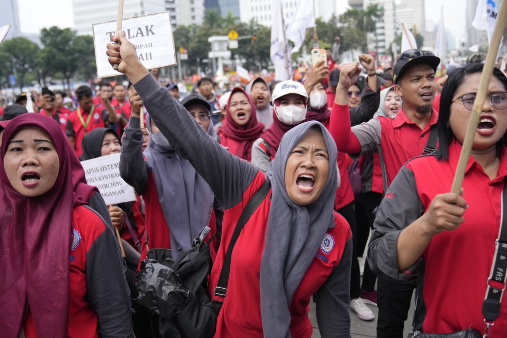 Trabalhadores gritam palavras de ordem durante uma manifestação do 1º de Maio em Jacarta, na Indonésia. Trabalhadores e ativistas em toda a Ásia estão comemorando o primeiro de maio com protestos pedindo salários mais altos e melhores condições de trabalho, entre outras demandas. — Foto: AP Photo/Dita Alangkara