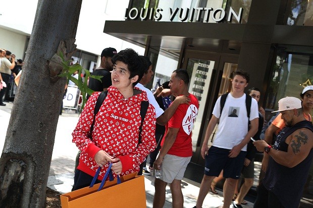 Cliente faz fila em frente à loja da Louis Vuitton, em Miami, para comprar itens da colaboração com da Supreme (Foto: Getty Images)