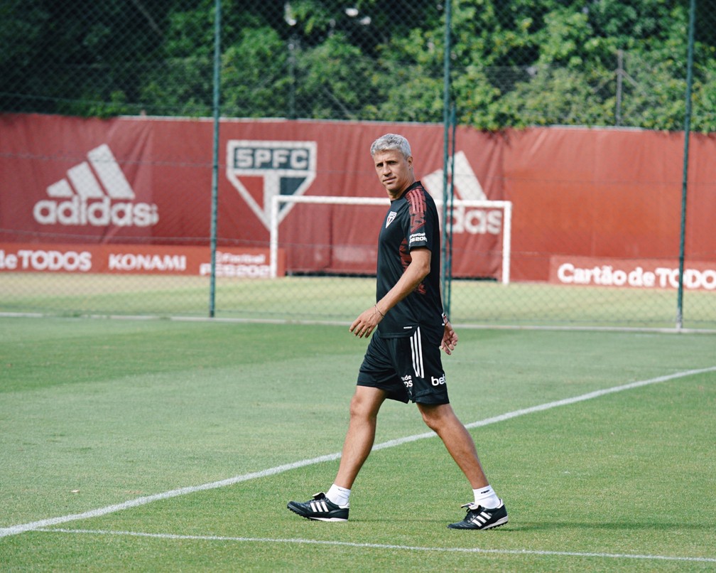 Hernán Crespo, técnico do São Paulo, durante treino nesta terça-feira — Foto: Fellipe Lucena/saopaulofc