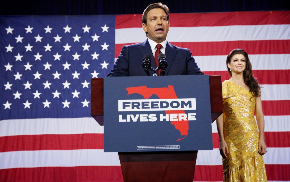 O governador republicano da Flórida, Ron DeSantis, faz um discurso ao lado sua esposa Casey em Tampa, na Flórida, nos EUA, em 8 de novembro de 2022 — Foto: REUTERS/Marco Bello