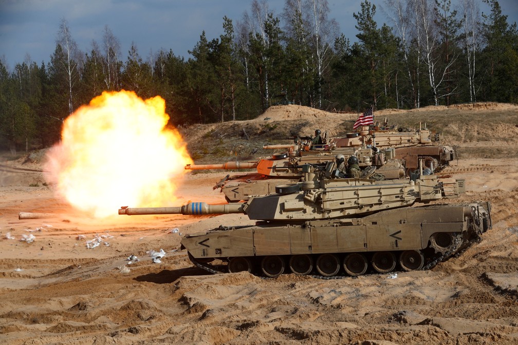 Tanque M1A1 Abrams do Exército dos EUA dispara durante o exercício militar da Otan na Letônia em 26 de março de 2021  — Foto: Ints Kalnins/Reuters