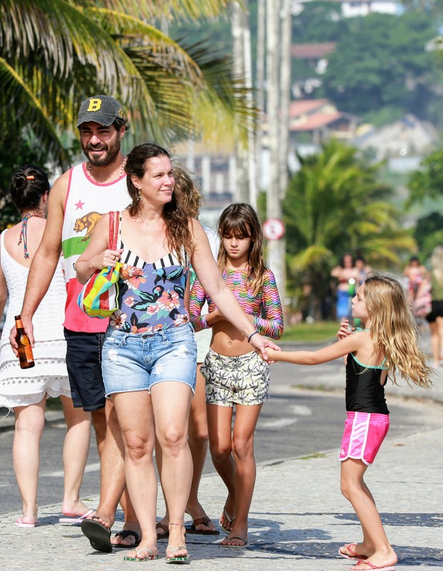 Thiago Lacerda e Vanessa Lóes com os filhos (Foto: AgNews/Dilson Silva)