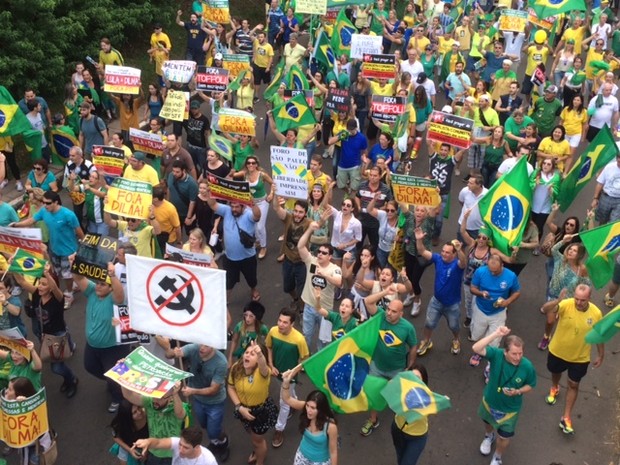 Protesto continua na Av. Goethe em Porto Alegre (Foto: Fabio Almeida/RBS TV)