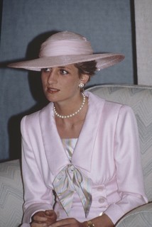 Diana usa Victor Edelstein em Doha, no Qatar, em 1986     