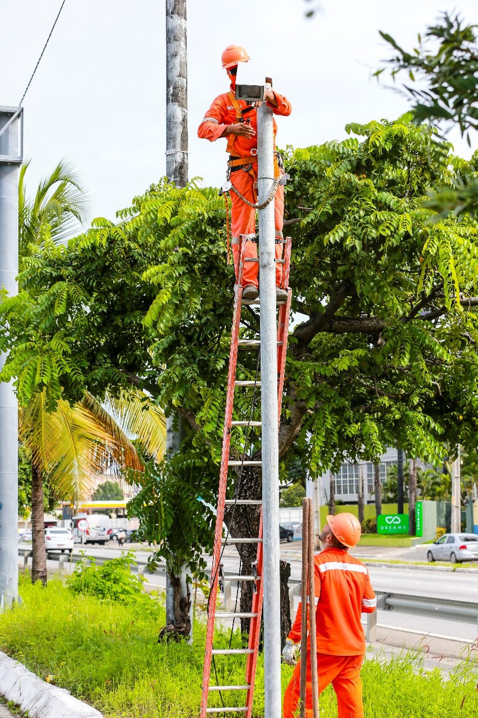 Fotossensores são removidos no trecho da BR-116 em Fortaleza — Foto: Kid Júnior/G1