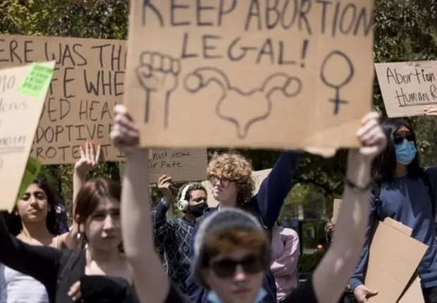 Mulheres em protesto contra criminalização do aborto nos EUA (Foto: EPA via BBC)