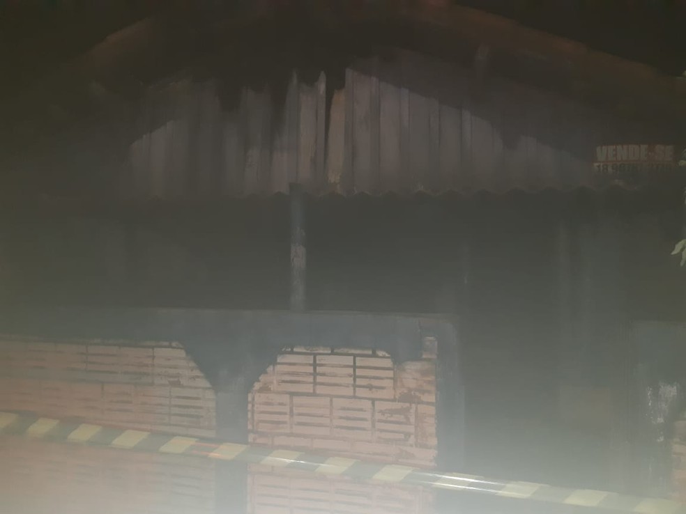 Bombeiros tiveram ajuda da polícia e de dois caminhões-pipa da prefeitura para controlar as chamas em Tarumã — Foto: Corpo de Bombeiros/Divulgação