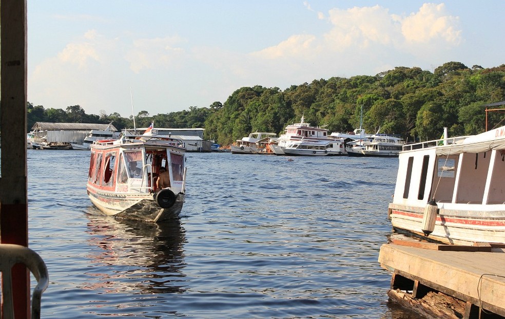 Para chegar ao local é preciso fazer uma viagem de barco pelo Rio Negro; o passeio dura aproximadamente 20 minutos — Foto: Tiago Melo/G1 AM
