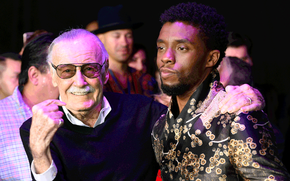 Imagem de arquivo de 29 de janeiro de 2018: a lenda dos quadrinhos Stan Lee, criador do ‘Pantera Negra’, e Chadwick Boseman — Foto: Chris Pizzello / Invision / Arquivo / AP Photo
