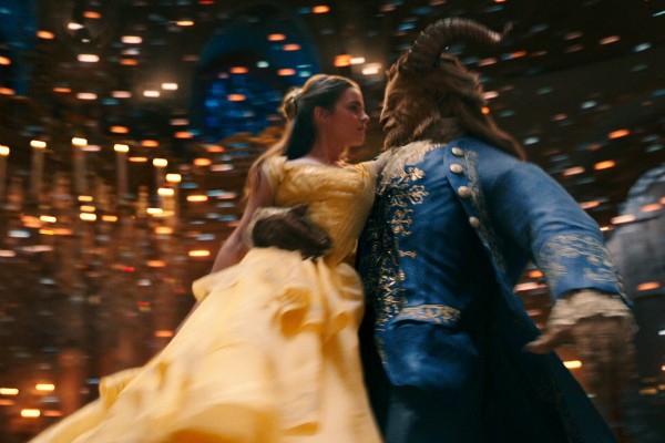 Actress Emma Watson and actor Dan Stevens in a scene from Beauty and the Beast (Photo: Playback)