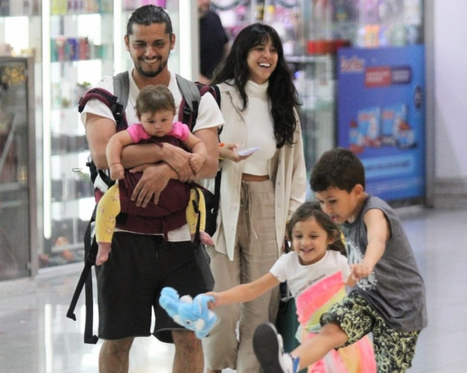 Bruno Gissoni e Yanna Lavigne divertem filhas com bexiga em aeroporto