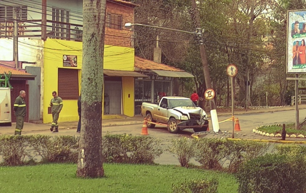 Caminhonete bate em poste, deixa centro de saúde sem energia elétrica e consultas são suspensas em Angatuba — Foto: Arquivo pessoal