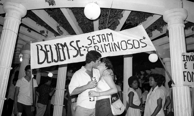 Casal se beija durante a 'Noite do beijo', em Sorocaba, em fevereiro de 1980