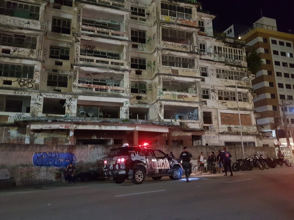Prédio fica localizado na orla da Praia de Iracema, em Fortaleza — Foto: Rafaela Duarte