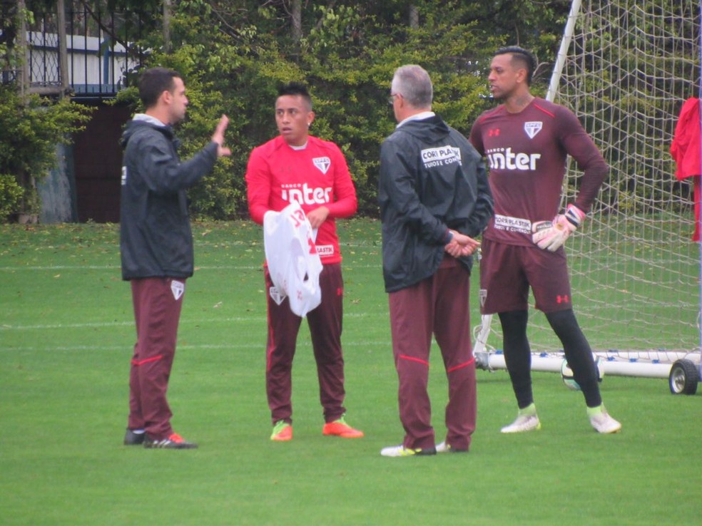 Cueva, Dorival, Lucas Silvestre e Sidão conversam durante treino do São Paulo (Foto: Marcelo Prado)