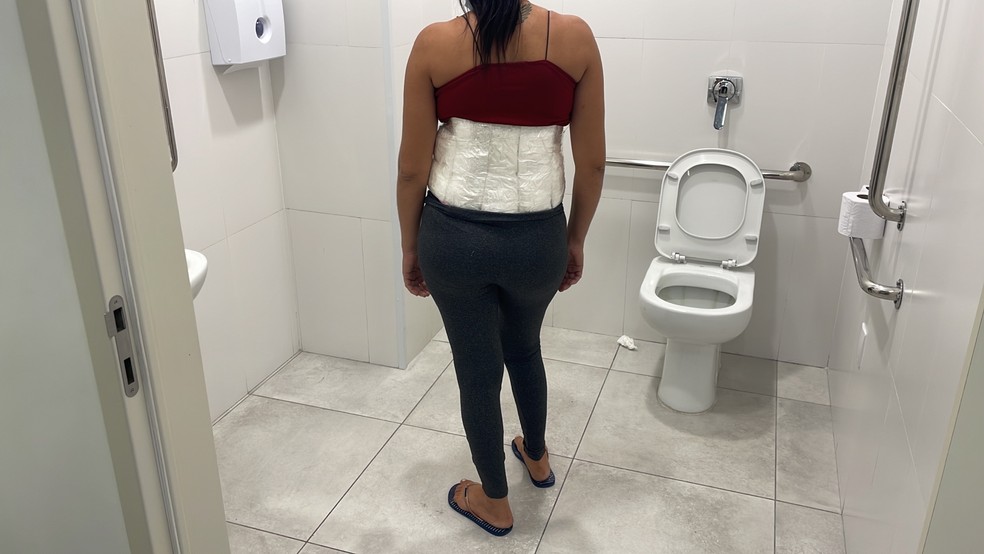 Mulher foi flagrada com 3 quilos de cocaína presos na cintura ao desembarcar de um voo de Manaus com destino a Fortaleza. — Foto: Receita Federal/ Divulgação