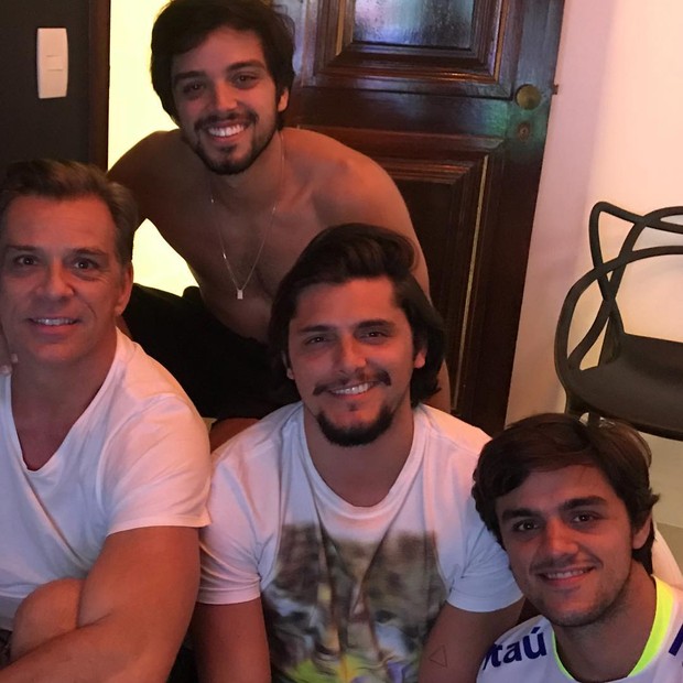 Beto Simas e filhos (Foto: Reprodução/Instagram)