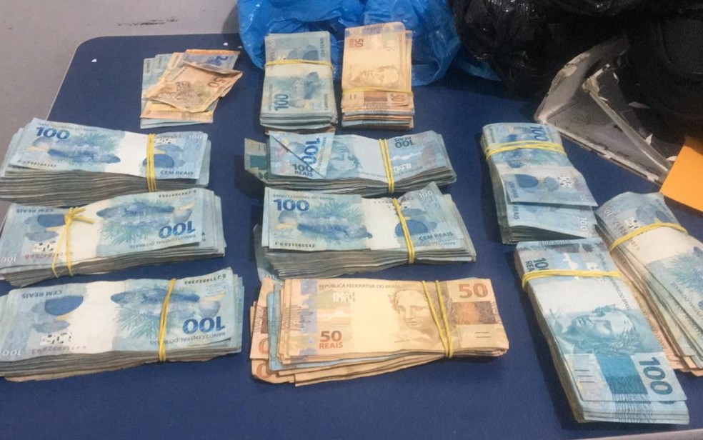 Cerca de R$ 90 mil em espécie estavam escondidos em sacos de lixo. — Foto: Reprodução/TV Anhanguera