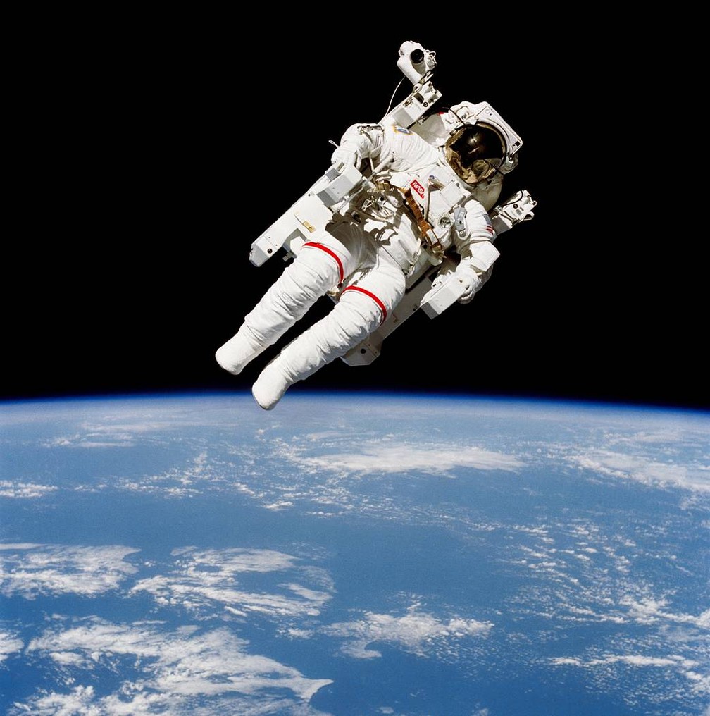 Resultado de imagem para bruce mcCandless, primeiro astronauta no espaço