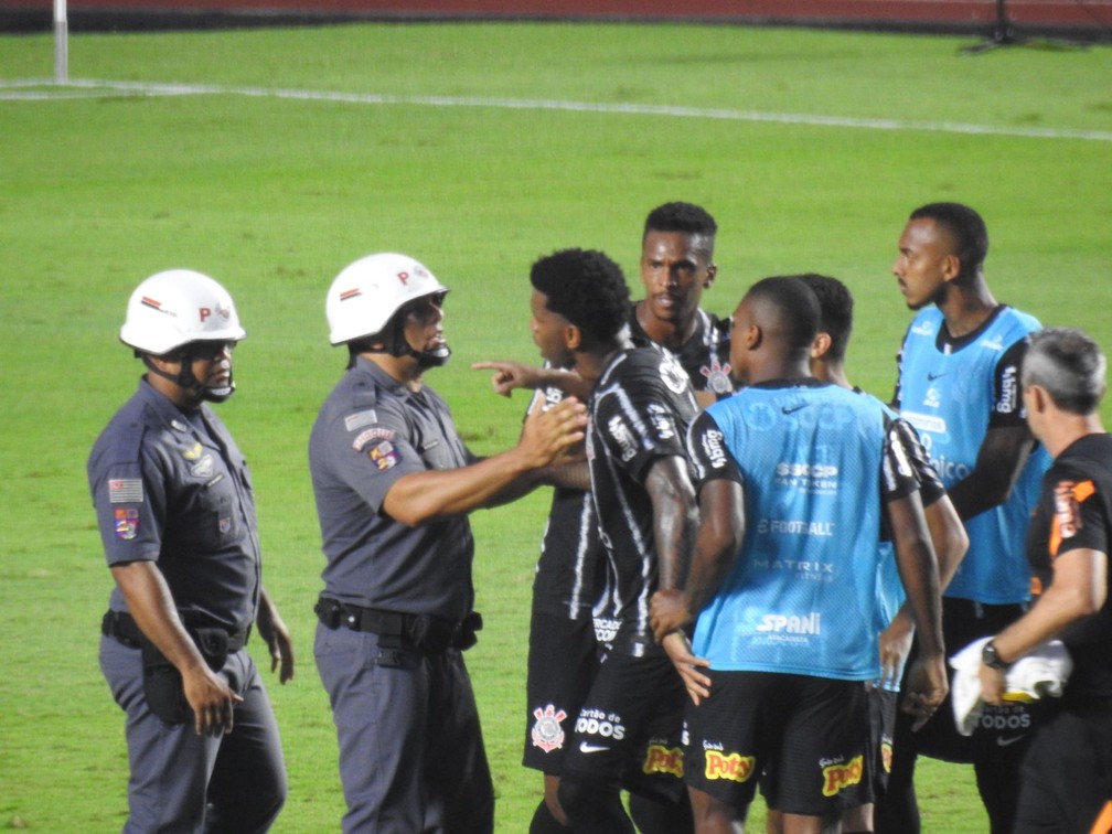 Volante do Corinthians ofende policiais e árbitro do Majestoso