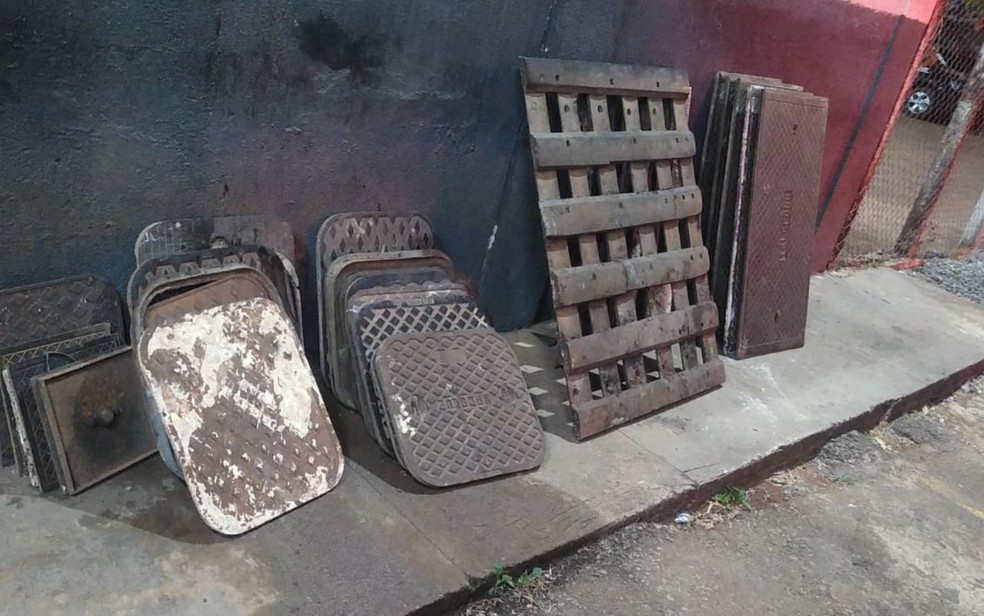 Tampas de bueiros furtadas em Luziânia, Goiás — Foto: Divulgação/PM GO